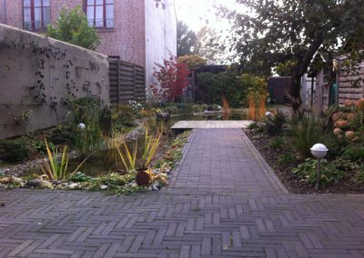 Wassergarten, Klinker und Holz