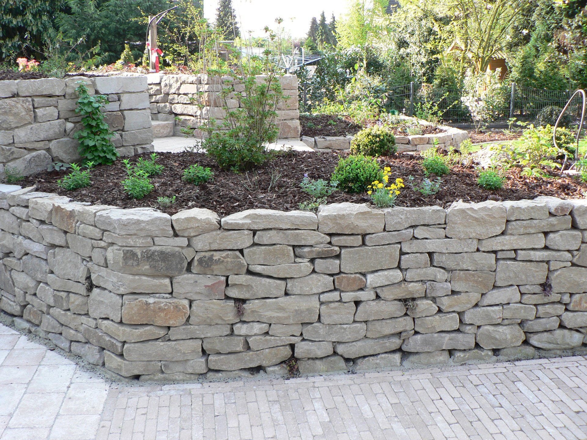 Natursteinmauer mit Bepflanzung